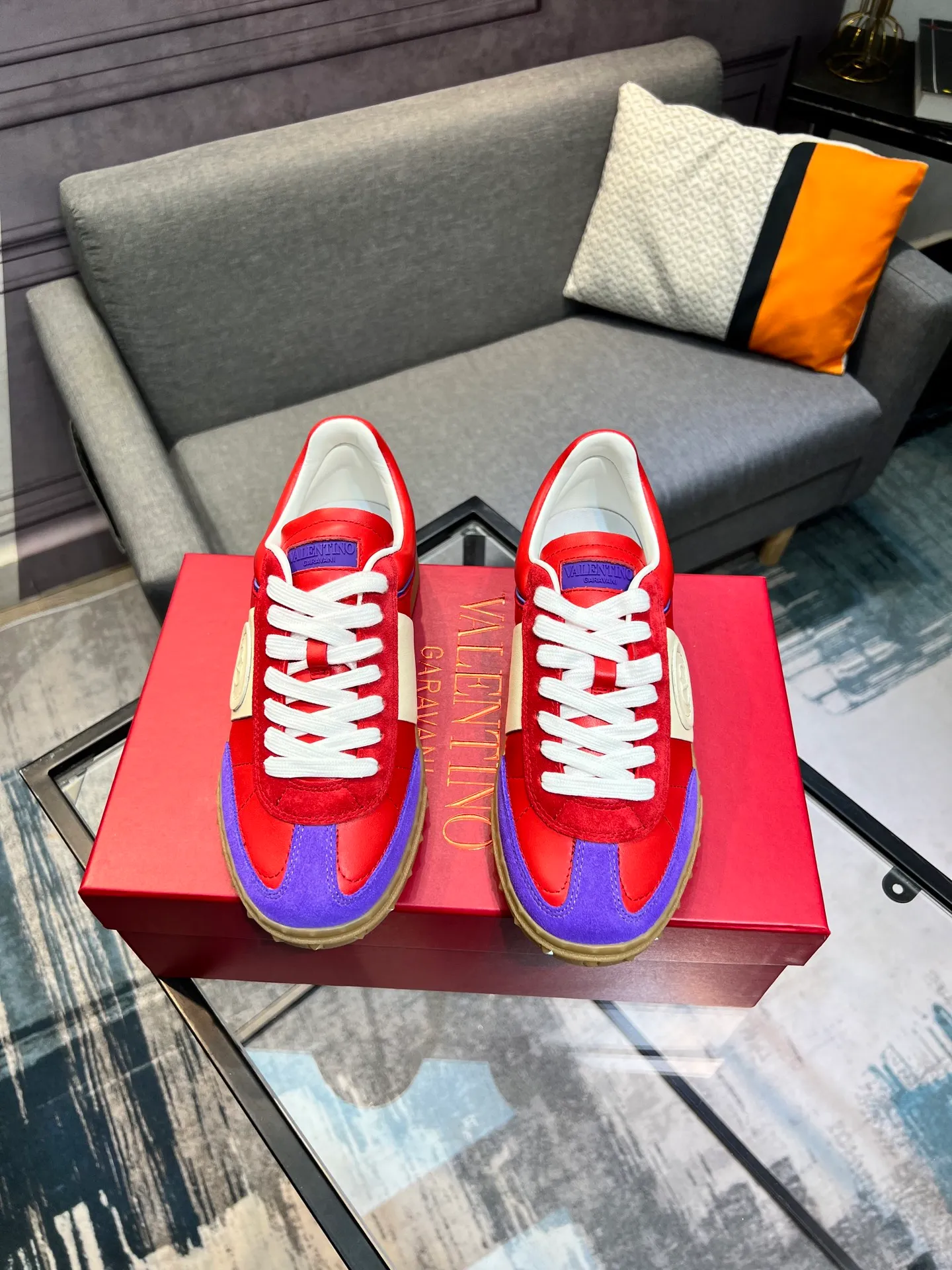 Men's shoes 💰620 👉🌹🌹VALENTINO counter synchronized new low-top casual sports shoes 👍Professional and high-end, perfect replica, first-class quality! 👍All made of original 1:1 materials, exclusive mold opening! 👍High mercerized cowhide fabric 👍TPU outsole, comfortable and wear-resistant, brand injection insole, 👍Full set of high-end counter packaging 👍All details are customized with 1:1 mold, striving for perfection! 👍Couple style female 35-41, male 38-46 (female 41, male 45 46 customized)